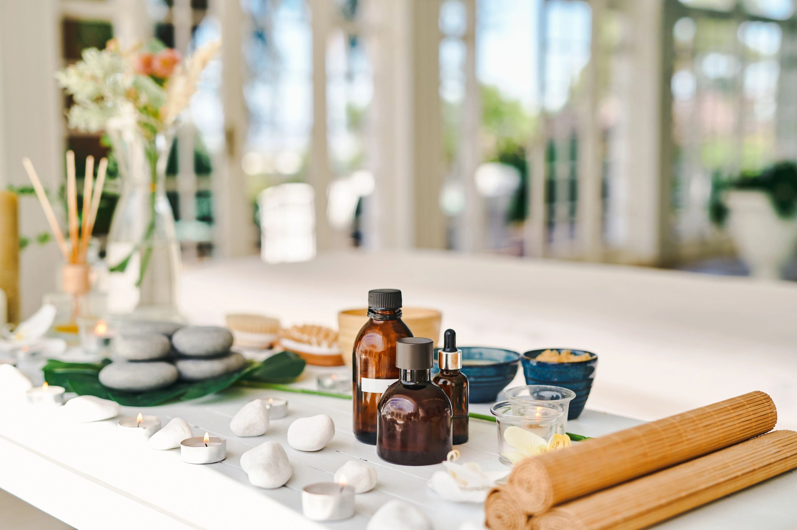 Spa ve iyi oluş ürünleriyle modern, sakin bir masa düzeni
