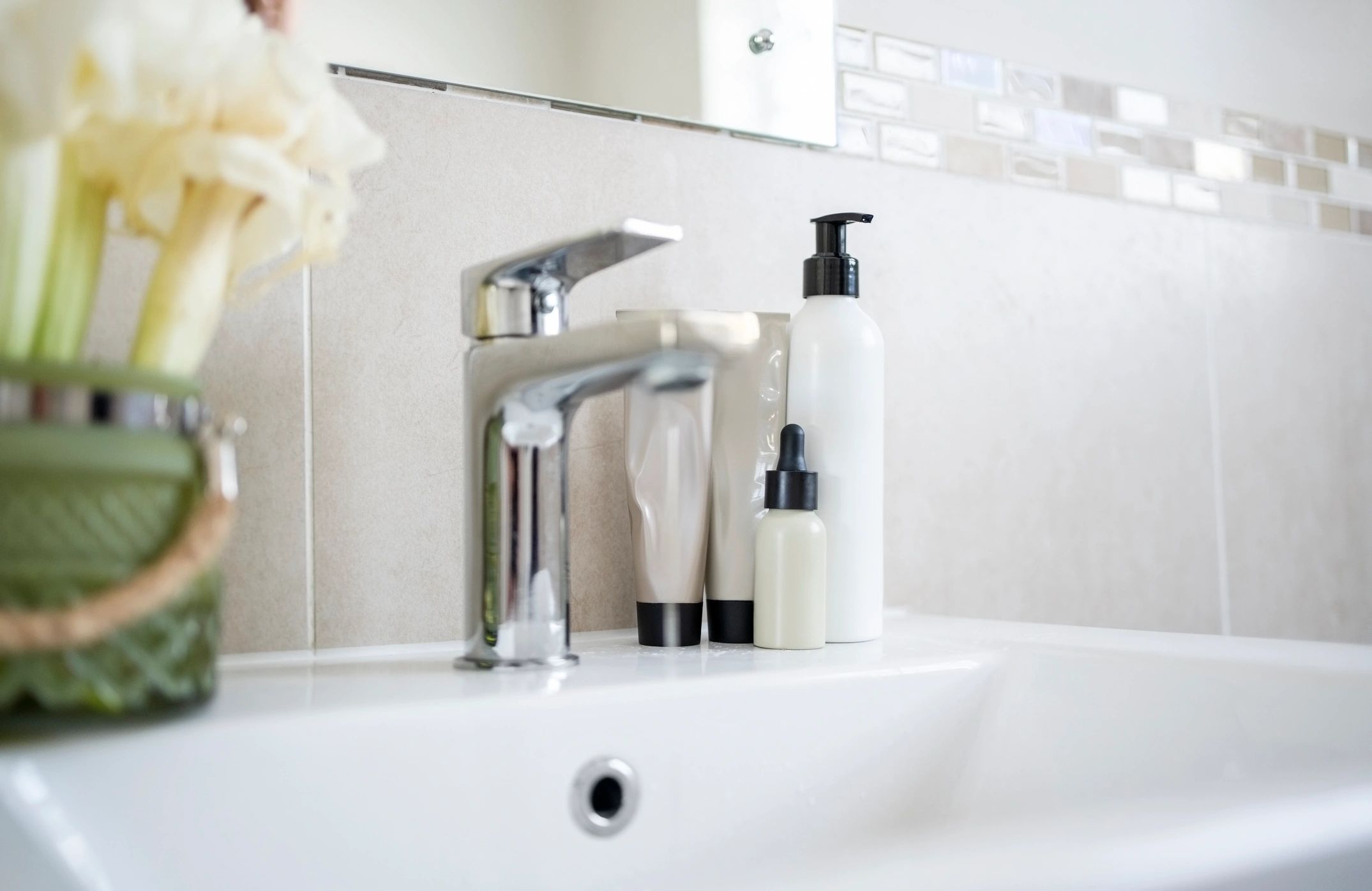 Evde banyo tezgahında düzenli kişisel bakım ürünleri