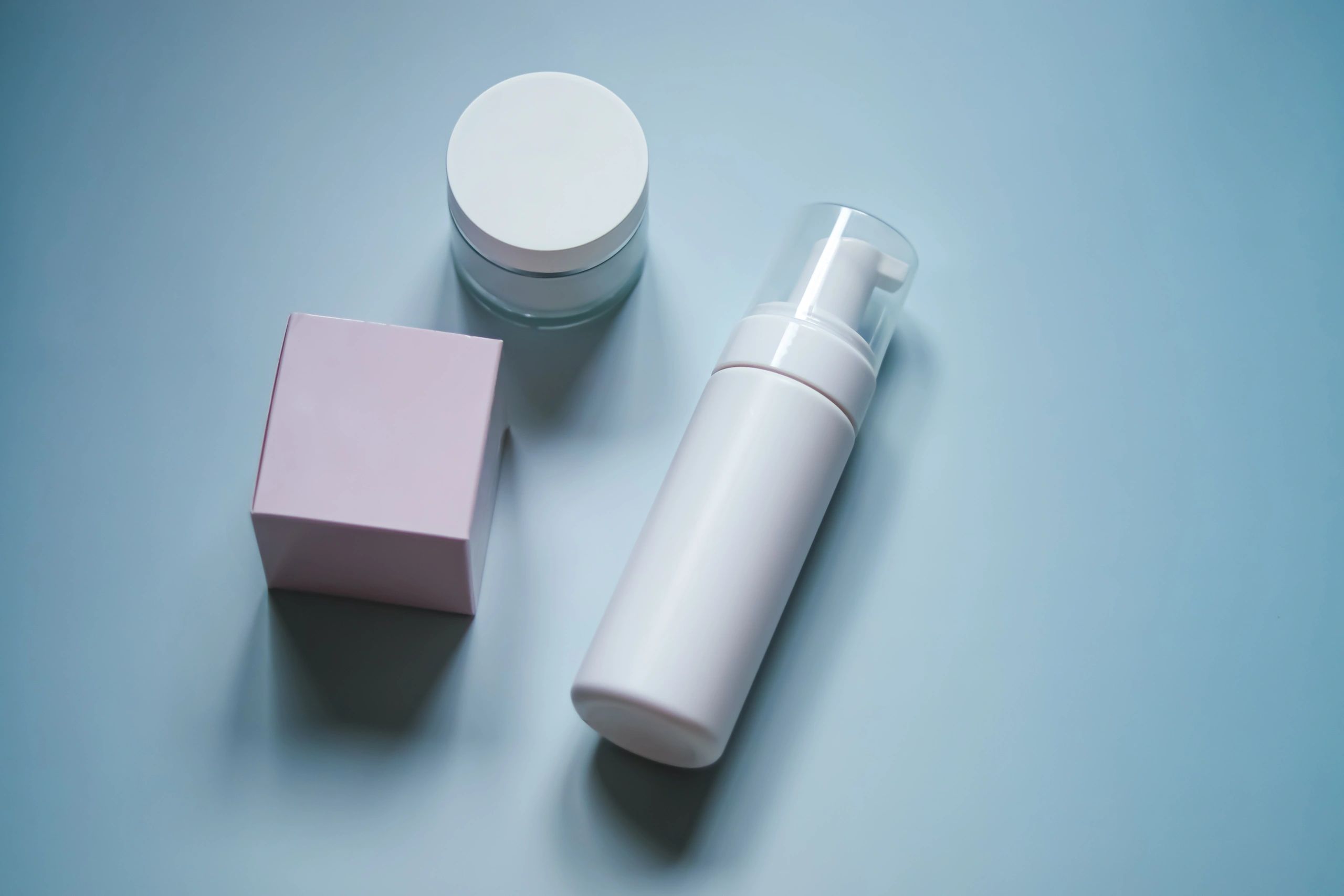 Minimal ürün ambalajlarıyla modern wellness konsepti